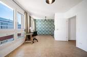 Wohn- und Schlafzimmer mit Sichtachse zur Küche - 1 Zimmer Etagenwohnung in Berlin