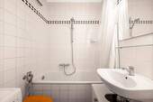 Gepflegtes Badezimmer mit Duschwanne & Waschmaschinenanschluss - 