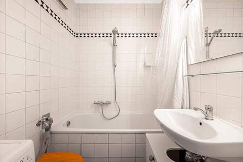 Gepflegtes Badezimmer mit Duschwanne & Waschmaschinenanschluss - 
