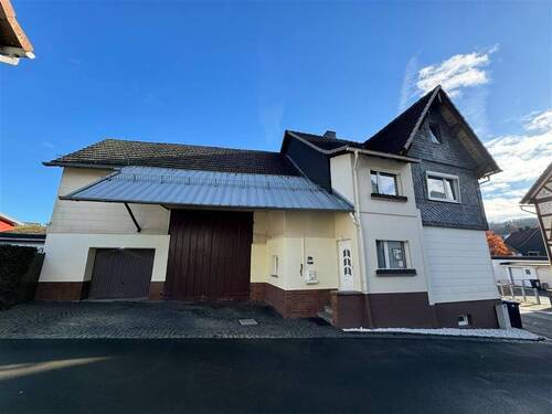 Seiten-Ansicht - Gemütlich modernisiertes Einfamilienhaus mit Scheune in Holzhausen!