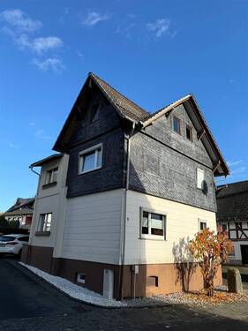 Straßen-Ansicht - 4 Zimmer Einfamilienhaus zum Kaufen in Dautphetal