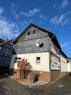Straßen-Ansicht - 4 Zimmer Einfamilienhaus in Dautphetal