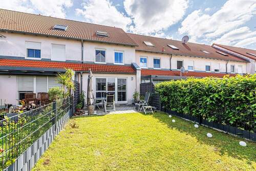 Gepflegter Garten - Ohne Makler: gepflegtes RMH BJ 2000 mit Garten und Stellplätzen. Sofort frei!