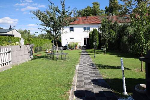 Garten mit Blick zum Haus - 