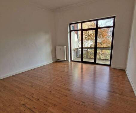 großzügiges Wohnzimmer - 3 Zimmer Etagenwohnung zur Miete in Schwerin