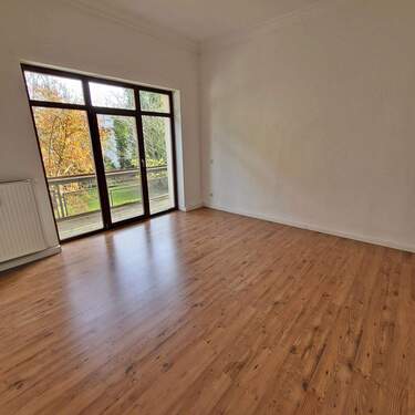 Wohnzimmer mit bodentiefen Fernstern - 