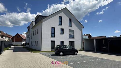 Nordwestansicht Haus 1 und Carportanlage - 
