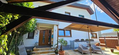 Eingangsbereiche und Terrasse - 5 Zimmer Doppelhaushälfte zum Kaufen in Staufen im Breisgau