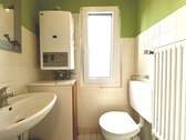 Gäste-WC mit Fenster im OG. - 