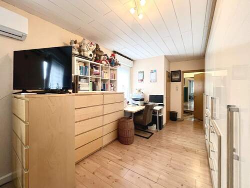 Großzügiges Elternschlafzimmer im OG. - 