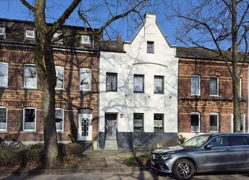 Schönes Stadthaus Frontansicht. - 