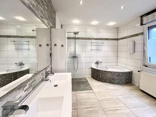 Großzügiges Bad mit Fenster im EG. - 6 Zimmer Mehrfamilienhaus, Wohnhaus zum Kaufen in Krefeld