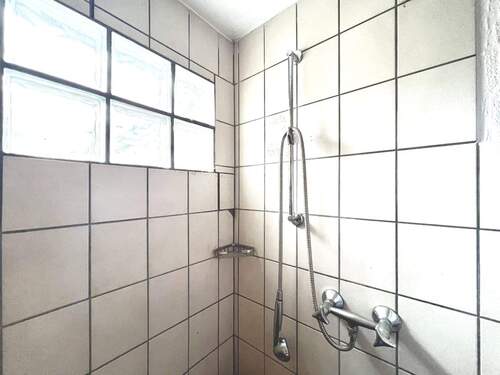 Duschbad im Erdgeschoss. - 