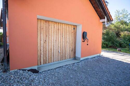 Garage mit Stellplatz davor - 