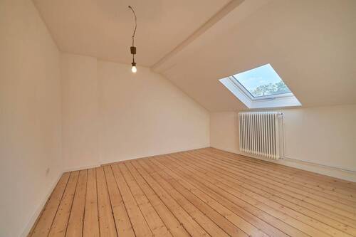 Ein Zimmer im DG - Top-Studentenwohnung in komplett renoviertem Haus! Ruhige Lage!