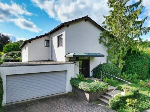 Straßenansicht - Exklusives Wohnen mit viel Platz, parkähnlichem Grundstück und Herkulesblick in Kirchditmold!