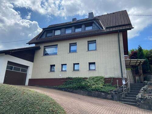 Hausansicht - 7 Zimmer Mehrfamilienhaus, Wohnhaus in Morsbach