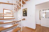 Flur mit offener Treppe - 