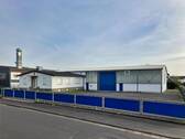 Außenansicht - Gewerbehalle mit Büroanbau und Freifläche an der Stadtgrenze Kassel zu Niedervellmar