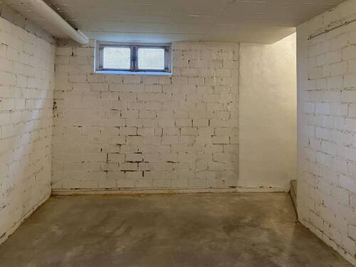 Lagerfläche, rechts Treppe in das EG - 