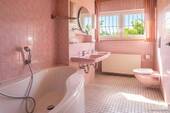 Badezimmer mit Wanne und Dusche - 