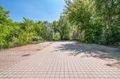 Hinterhof mit Mietparkplätzen - 