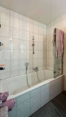 Bad mit Duschwanne - 