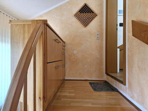 Eingangsbereich mit Schuhschrank - 2 Zimmer Etagenwohnung zur Miete in Kassel