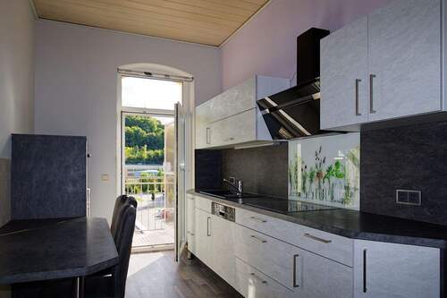 Küche mit EBK und Balkon - Einkaufsgünstige Zweiraumwohnung mit Einbauküche und Balkon