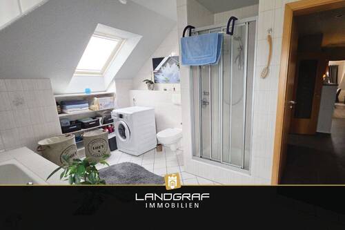 Bad mit Dusche und Badewanne - 
