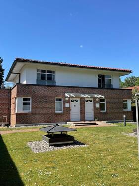 Vordersite Lerchenberg Hh-Volksdorf - 'Schöner Wohnen' Doppelhaushälfte im toskanischen Baustil. Für den Käufer provisionsfrei!