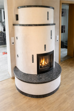 Kachelofen im Wohn-/ Esszimmer - 