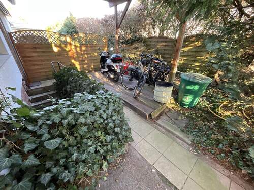 Überdachter Freisitz und Kellerzugang - 