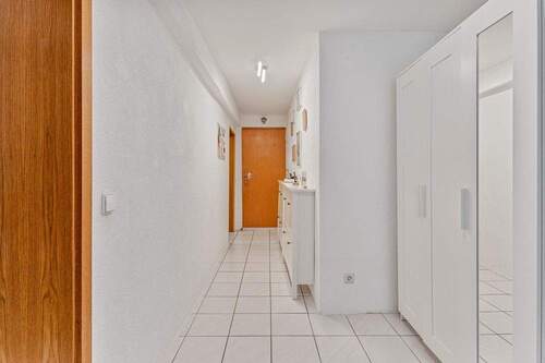 Flur - 3 Zimmer Etagenwohnung zum Kaufen in Bondorf