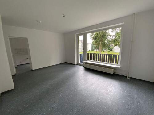 Wohnzimmer mit Panoramafenster und Zugang zum Balkon.JPG - Helle 3-Zimmer Wohnung mit Balkon im Pinienhain zu vermieten