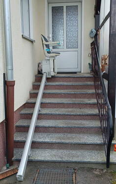 Eingangsbereich + Treppenlift - 