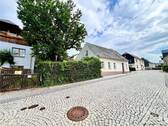 Ansicht mit Einfahrt - Einfamilienhaus mit 110,00 m² in Treuen zum Kaufen