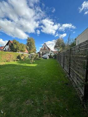 Rückansicht mit Grundstück - 