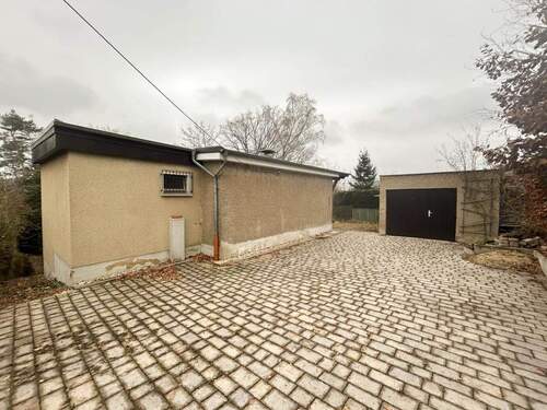 Hausansicht mit Garage - Mehrfamilienhaus, Wohnhaus mit 36,80 m&sup2; in Eisenberg zum Kaufen