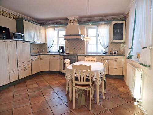 Helle Küche im Landhausstil mit hochwertigen Geräten! - 