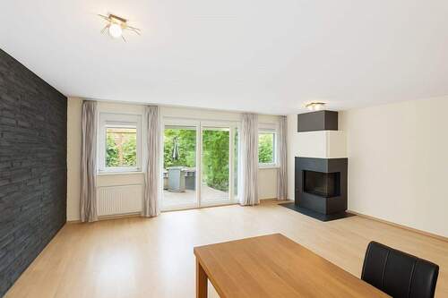 Wohn- Essbereich mit Kamin - 5 Zimmer Reihenendhaus in Haar