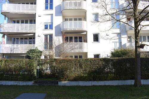 Hausansicht - 2 Zimmer Terrassenwohnung in München