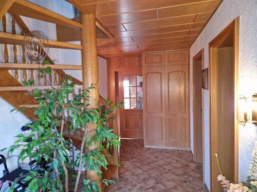 Großer Eingangsbereich und Wendeltreppe ins Dachgeschoss - 