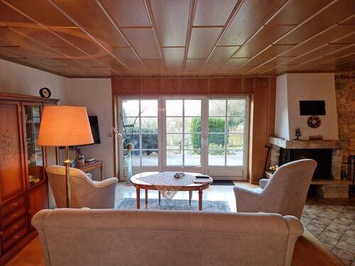 Lichtdurchflutete Wohnstube im rustikalen Stil - 