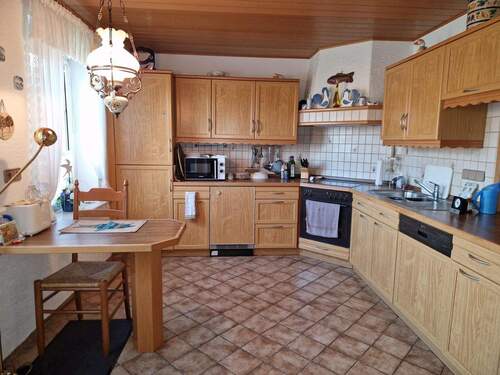 Küche mit kleinem Essplatz und Blick nach draußen - 