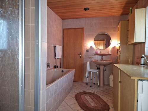 Tageslichtbad mit Dusche und Badewanne - 