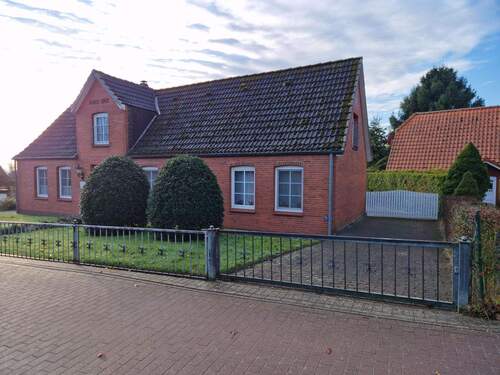 seitliche Auffahrt und Vorgarten - 4 Zimmer Einfamilienhaus zum Kaufen in Schwabstedt