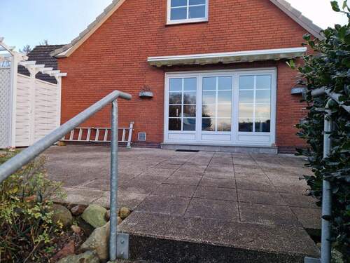 Hier kann mit der großen Familie oder Freunden gesessen und gegrillt werden. - 