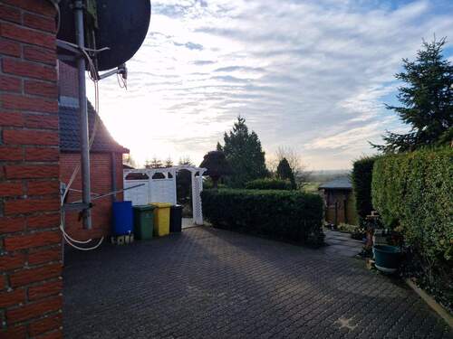 Platz für Mülltonnen und Durchgang zur Terrasse bzw. in den Garten - 