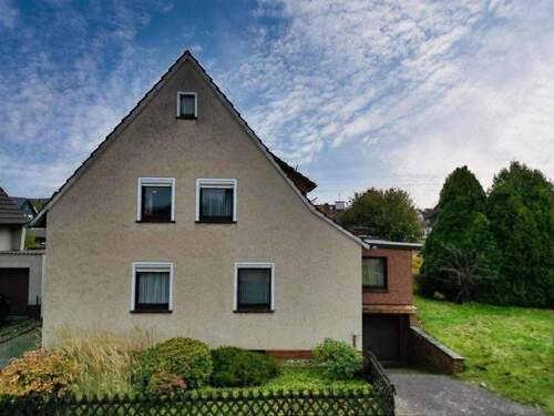 Hausansicht Vorne - Großzügiges Einfamilienhaus mit Wintergarten